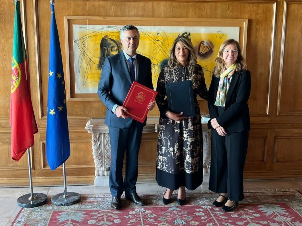 Ministro da Educação, Ciência e Inovação de Portugal, Fernando Manuel de Almeida Alexandre, Ministra do Ensino Superior, Ciência, Tecnologia e Inovação de Angola, Paula Regina Simões de Oliveira e a Secretária de Estado da Ciência, Ana Paiva.