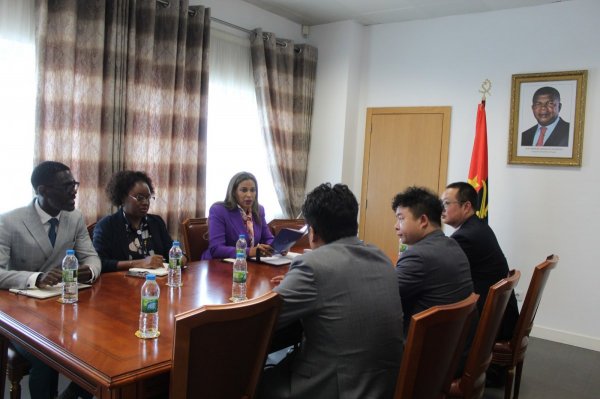 Encontro com a delegação da Huzhou Vocational & Technical College